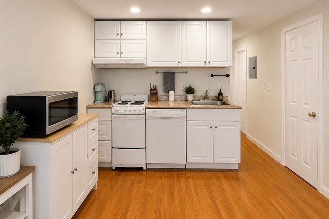 1 - Large 2 bed 2 bath with outdoor space 9/1 Apartments