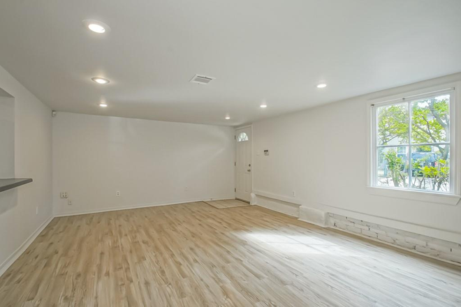 Living Room - 400 Pine - 2 Beds, Full Bath & Kitchen, Washer/Dryer, Private entry, Quiet Street - Water included Apartments