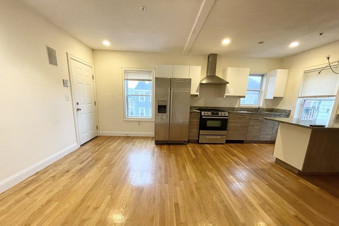 LIVING - UPDATED 4 BED ON HILLSIDE! 9/1/25!