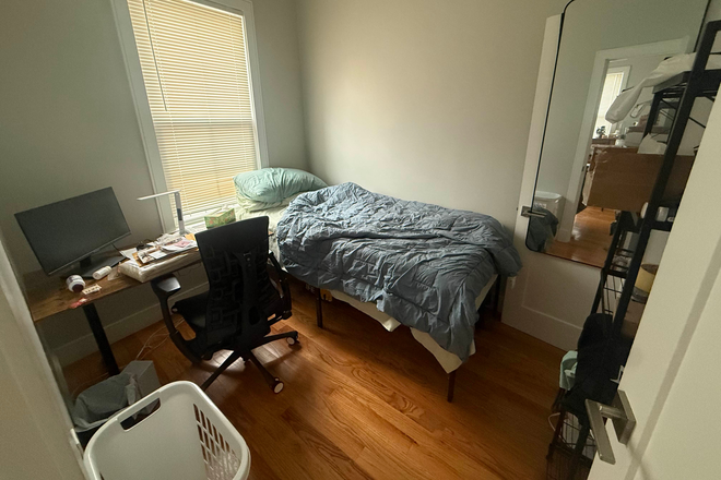 Bedroom - $1700 - Bedroom in 2 Bed/1 Bath, 30 Second from Stop & Shop and Green Line, 15 Min from Campus! Apartments