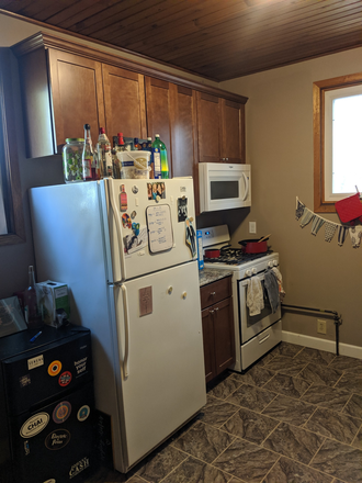Kitchen - 2049 Carroll - Spacious 4 BR Duplex - Easy Walk to Campus! Duplex