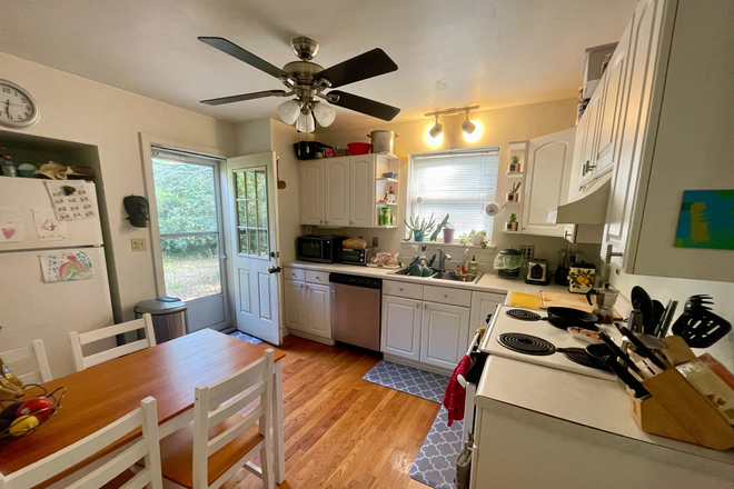 Eat in Kitchen - Master Suite in Riverland Terrace, 10 min. to MUSC House