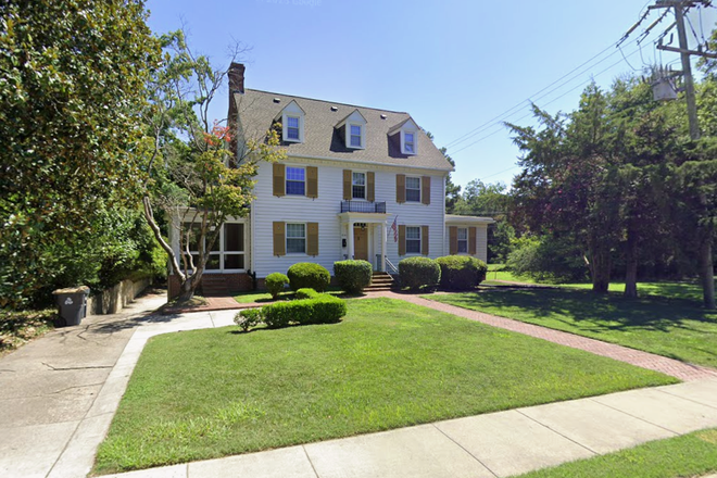 Exterior Front - 719 Richmond Rd - Ground Floor Walk-Out Apartment