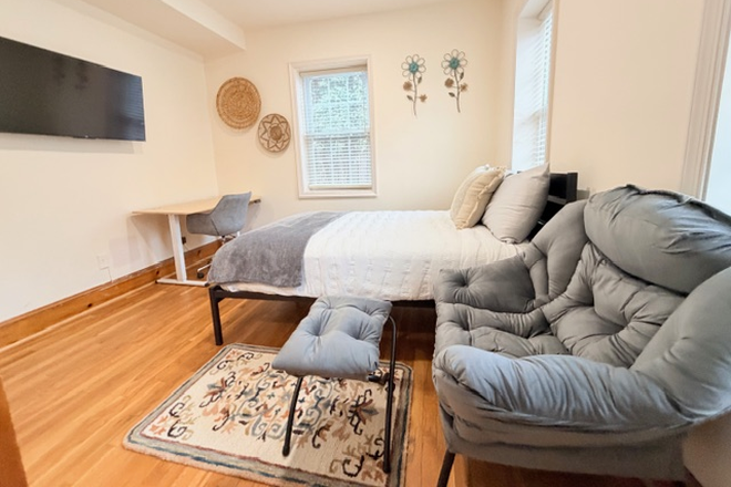 Bedroom, Suite 2b - Private Bedroom & Bath - Healthcare Professionals and Medical Students - Near UMMC Townhome