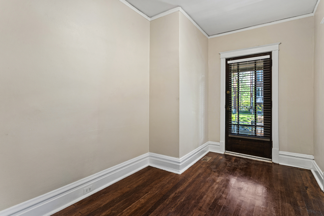 front hall - 6026 Pershing - 2 Bedroom - close to campus Duplex