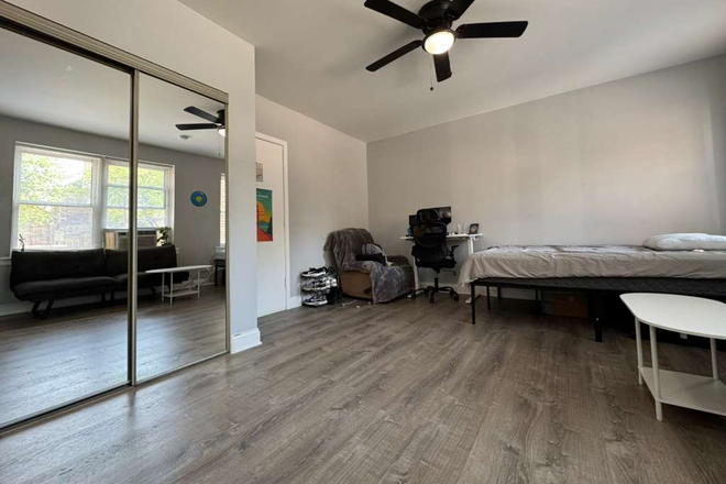 living room - Cozy Studio Apartment Available Starting June 30, 2026 – 4241 N Kenmore Ave
