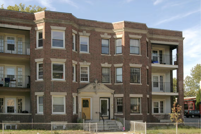 Outside Street View - 213 Chestnut Hill Ave #1 Apartments