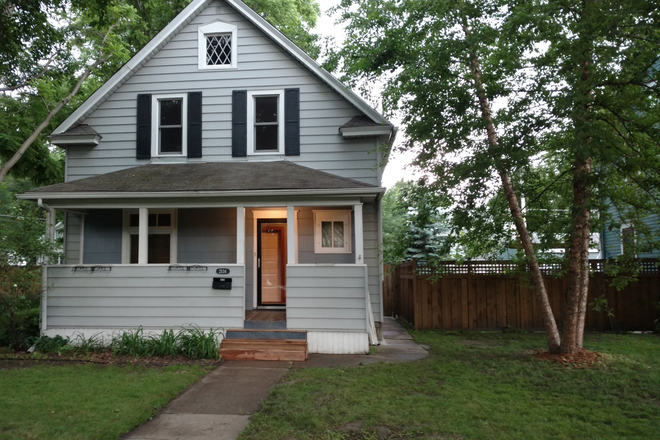 Front - 4 Bedroom/2 bathroom house for rent: close to transit