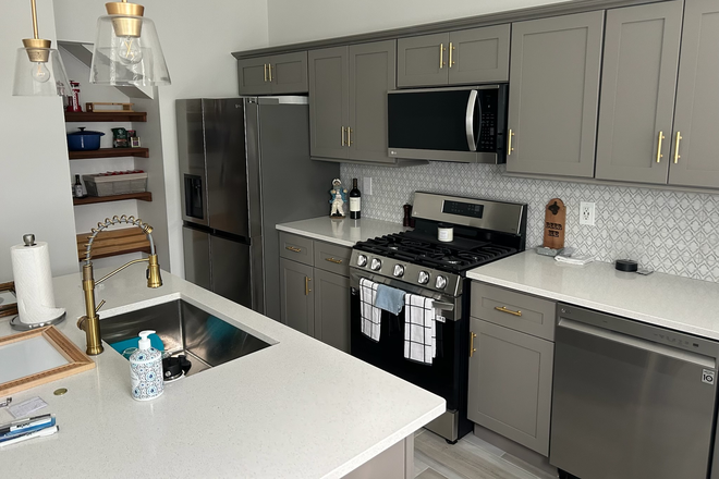 Kitchen - The Dana Depot (5 Minute Walk from campus) House