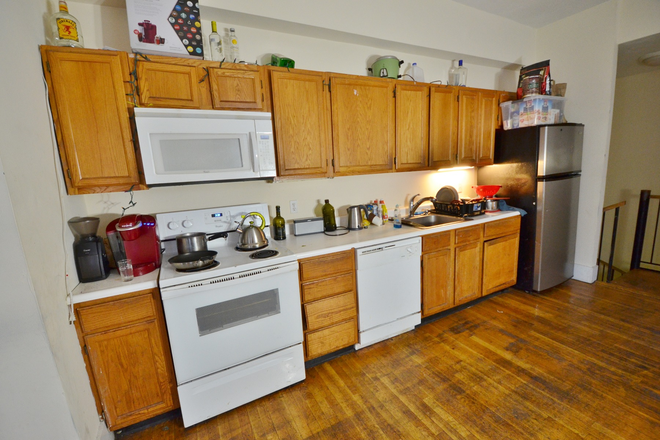 Kitchen - 5 bed GAINSBOROUGH ST - Heat/HotWater INCLUDED! Apartments