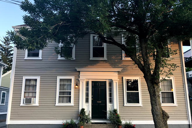 Exterior House - Sunny one bedroom available August 1 Triplex
