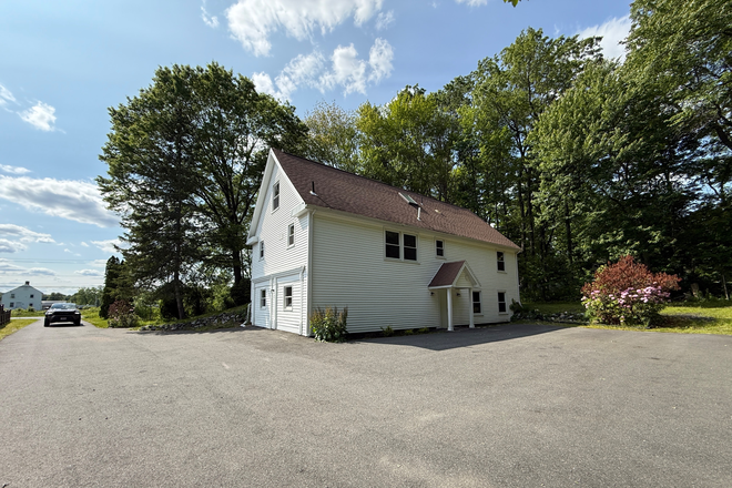 exterior - 6 BED/3 BATH HOUSE IN HADLEY AVAILABLE 2026-2027 – PERFECT FOR GROUPS!