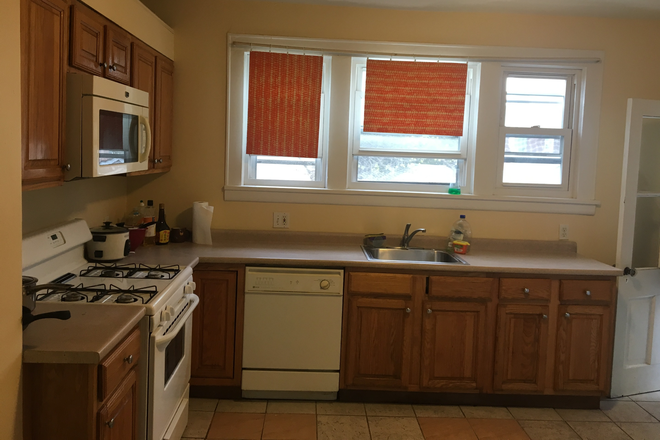Kitchen - downtown stamford--One bedroom for student/professionals $950 House