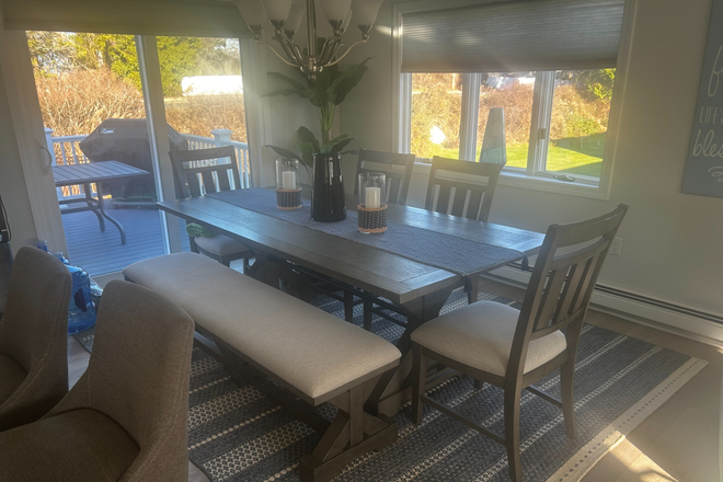 Dining area - Fully Remodeled 5 Bedroom Rental -- Eastward Look House