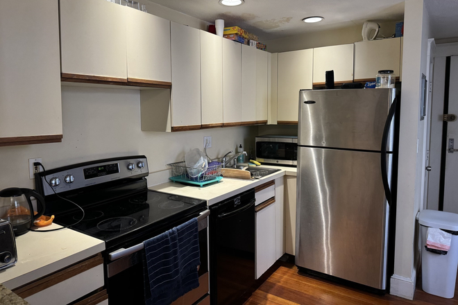 Kitchen - Updated 2.5 bed/ 1 bath near BC campus. Condo