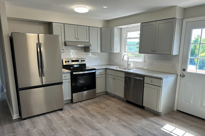 Interior - Large 6 bedroom, 3 full bath, 2 full kitchen House