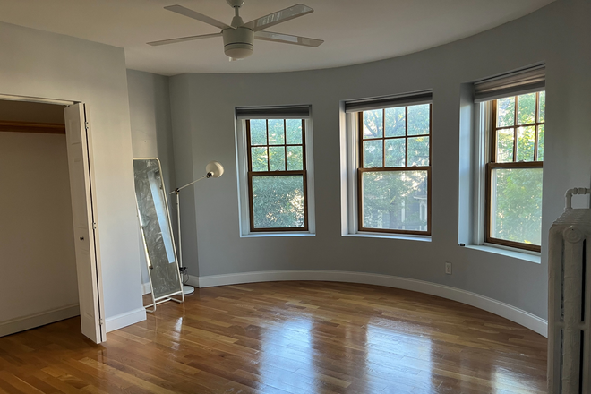 Available Large Bedroom - Magazine St. Apartment