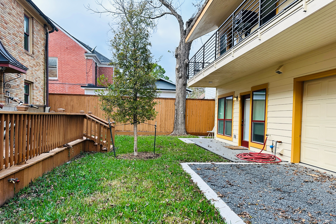 The yard for 2-story ADU. - Newly Constructed Stunning 3Bed/3Bath Cottage in Historic Neighborhood.  1.8 miles from campus.