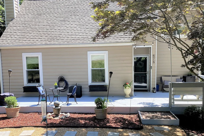 Exterior - Spacious 675 Powell St: City-Approved for 4 Occupants House