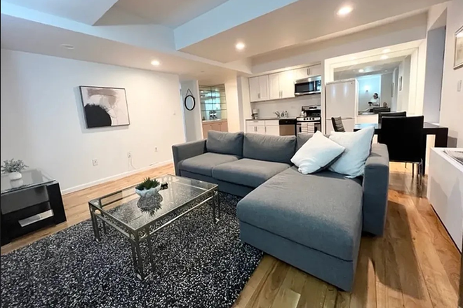Spacious Living Room - 42 Worcester Square