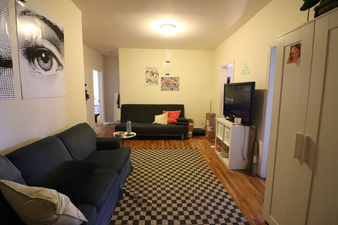 living room - Spacious 4-Bedroom Apartment – Perfect for Students!