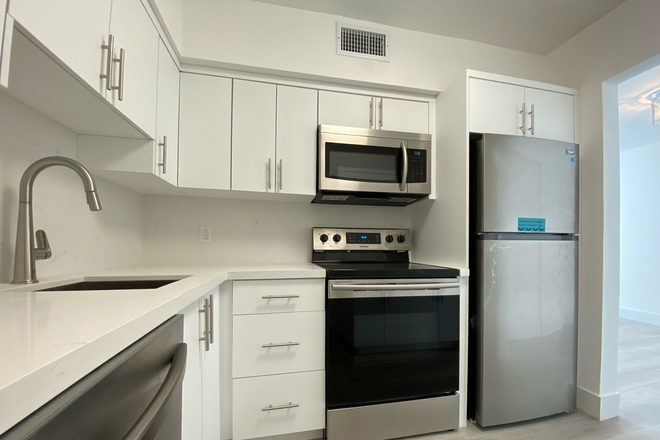 Renovated Kitchen - Renovated 1/1 in Coral Gables across the street from Campus Apartments