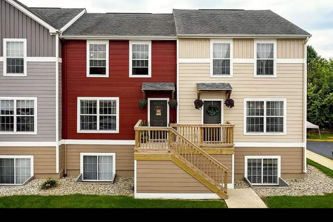 OUTSIDE FRONT - Redpoint Apartment Room available