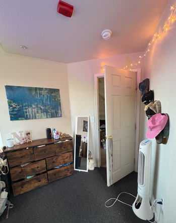 entryway to bedroom - House close to campus