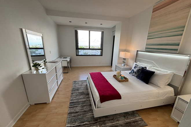 Bedroom with ocean view - Private Room – Key Biscayne – Graduate students / Ideal for Travel Nurse / Visiting Professional