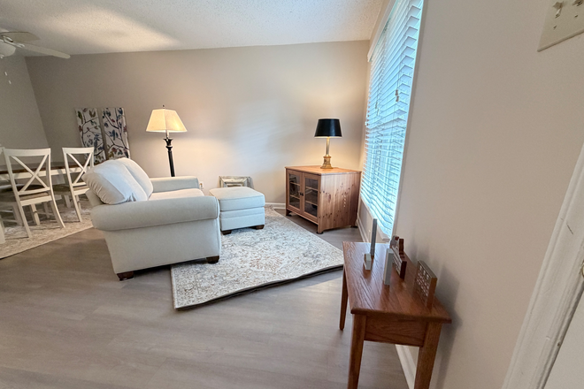 Living Area near Front Entrance - Furnished 2 Bed/2 Bath Townhome 1 mile to Duke (Short Term)