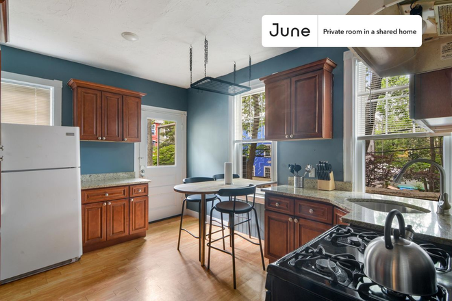 - Private bedroom in 7 bed/2.5 bath Home