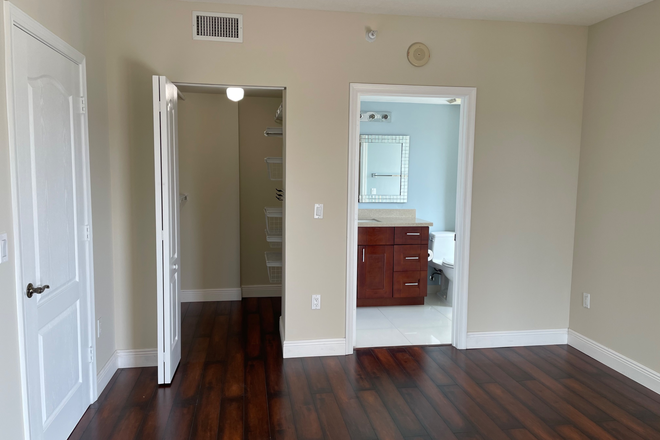 Primary bedroom - Updated 2/2 close to campus and downtown Coral Gables Condo