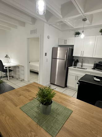 Dinette Kitchen - Prime Student Living: Your Ideal Apartment Near Campus