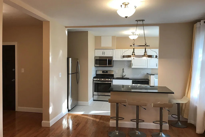 ... - MODERN EAT IN KITCHEN, SUNLIT 3 BED Condo