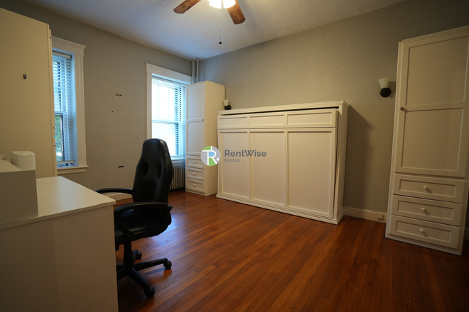 1 - AVAIL NOW-Furnished Comm Ave Studio, Heat included. NO FEE Apartments