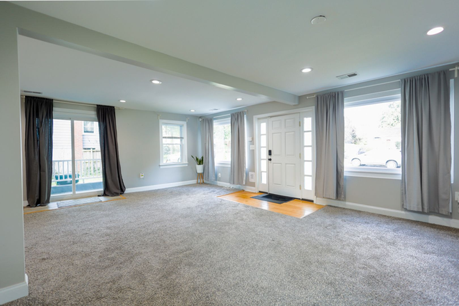 Living room - Modern 4 Bedroom / 2 Bath House Next to Metro