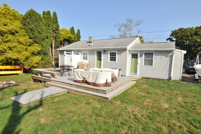 back deck - 3BR, Cleaning Included Academic Rental 84 Palm Beach (Brigg’s Farm) Narragansett, RI 02882