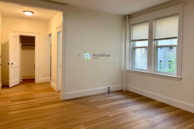 1 - Renovated Pet-Friendly Brighton Studio with Heat & Hot Water Included Apartments
