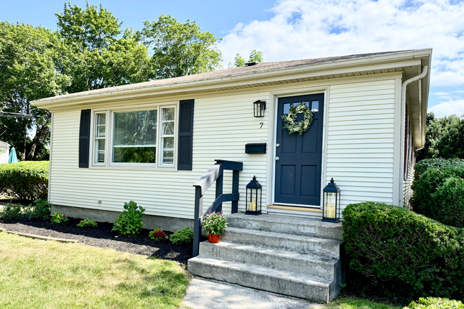 front of home - Barrington Single Family 3 bed 1 bath 1150 square ft.