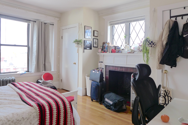 bostonrealtyonline.com - Graceful Fenway Three Bed with Timeless Elegance Apartments