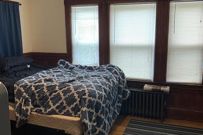 bed - **Updated 4/29/25** 5 bed, 2 bath single family home in Kirkwood/Radnor Neighborhood 2025 Move in