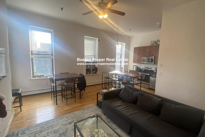 A - 4 bed w/ living room * NO BROKER FEES Apartments