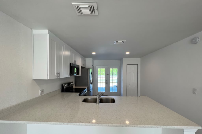 kitchen - Sussex Place Townhome