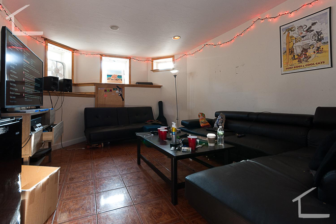 living room - Ideal Location! 3 Bed w/ 2 Full Baths! Contact Me Now For A Showing-9/1 Apartments