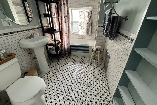 Shared bathroom - 2 Rooms Available Fall Semester in Faculty Brownstone - Boerum Hill near Tandon Townhome