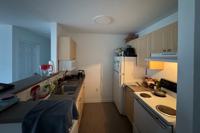 Kitchen - South Campus Commons 3 Apartments