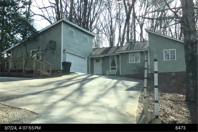 Front of house - House 5 minutes from Dahlonega UNG Campus
