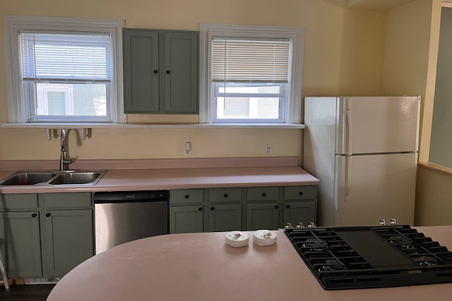 Kitchen - Great Location Sunny New Refurb  5 bed 2 Bath 2-Storey Townhouse  Quiet 0ne-way street.