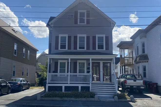 Outside Street View - 4 Bedroom On University Ave Apartments