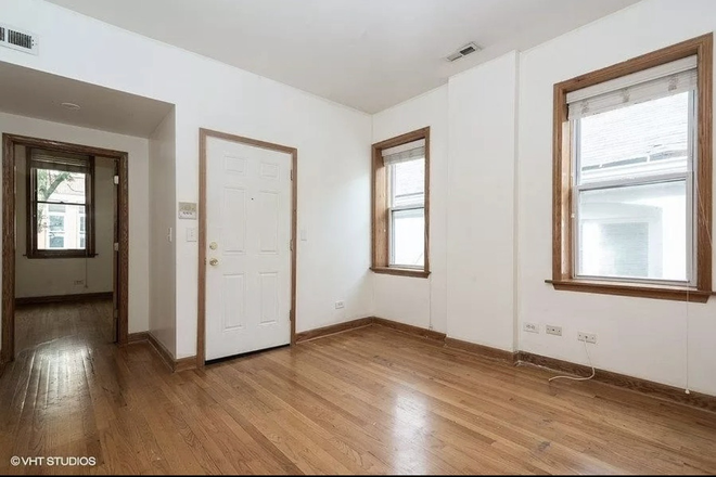 Living room - 3-bed-1-bath Apartment